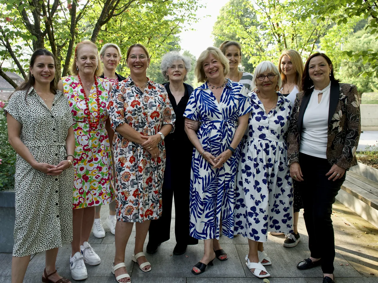 Gruppenbild der Frauen des Ameisenvereins Bern in einem Garten